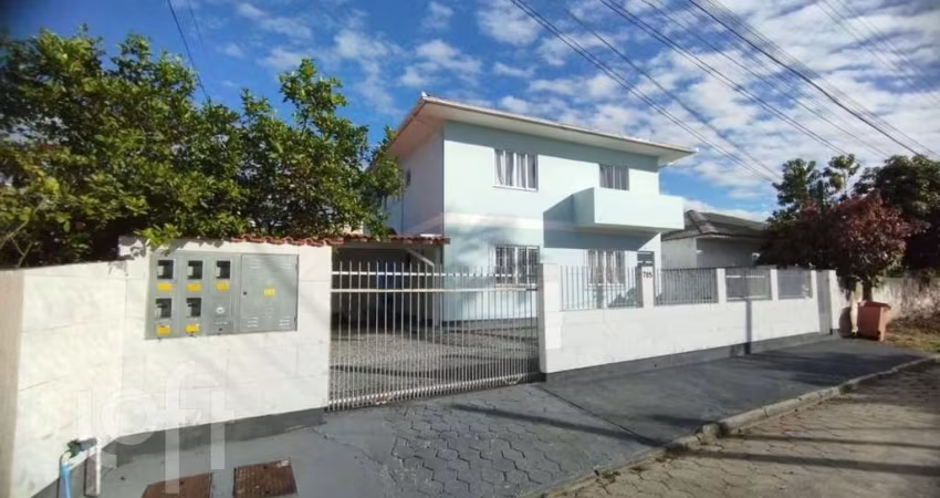 Casa à venda em Carianos com 312 m², 5 quartos