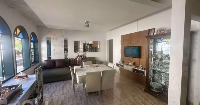 Casa à venda em Centro com 261 m², 4 quartos, 1 su