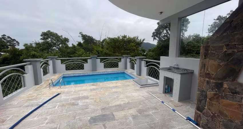 Casa com piscina e 3 dormitórios no João Paulo