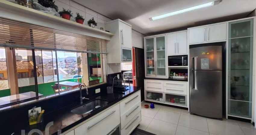 Casa à venda em Agronômica com 204 m², 4 quartos,