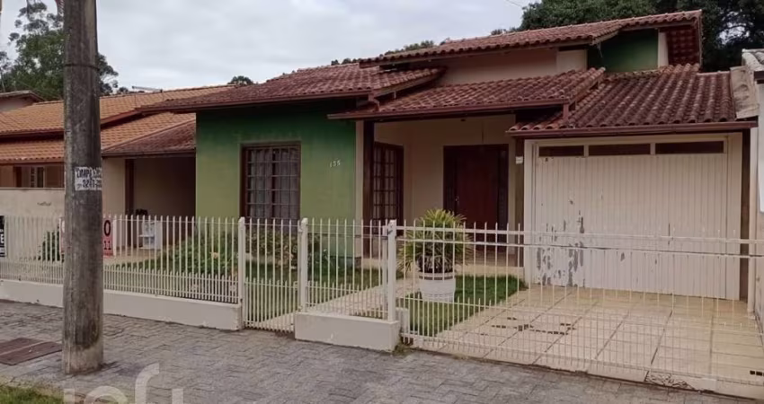 Casa à venda em Carianos com 118 m², 3 quartos, 1