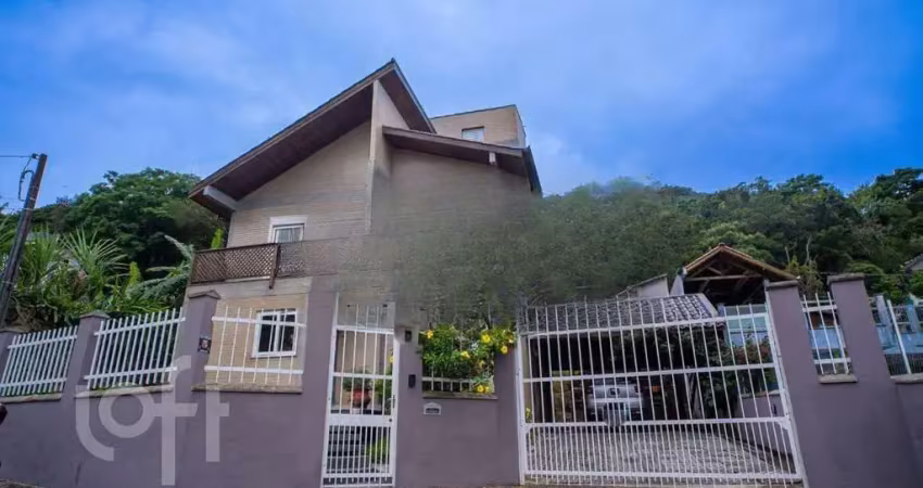 Casa à venda em Sambaqui com 160 m², 2 quartos, 1