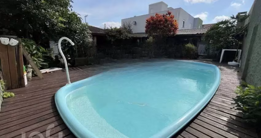 Casa à venda em Centro com 120 m², 4 quartos, 4 va