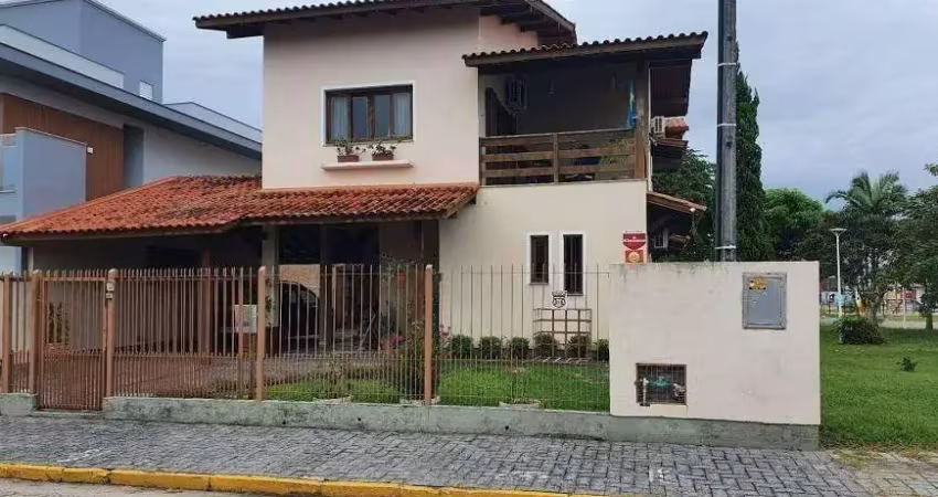 Casa com 3 quartos à venda na Rua Professor Américo Vespúcio Prates, 46, Carianos, Florianópolis