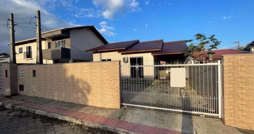 Casa com 3 quartos para alugar na Rua Fidélis Govoni, 840, Campeche, Florianópolis