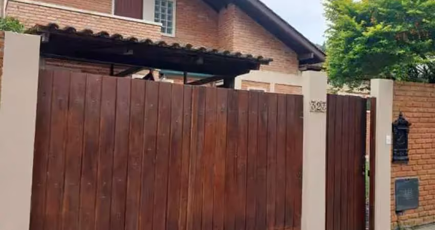 Casa com 3 quartos para alugar na Rua Durval Pires da Cunha, 323, Sambaqui, Florianópolis