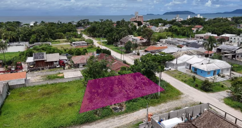 Oportunidade de terreno de esquina com 424m² a apenas 400 metros do mar no Balneário Mariluz