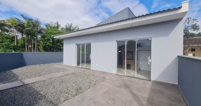 Casa bem localizada com 3 quartos, à venda em itapoá
