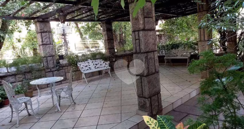 Cobertura Duplex, 2 salas, 3 quartos, 2 suítes. garagem, Terraço descoberto. R$845.000,00 Grajaú RJ.