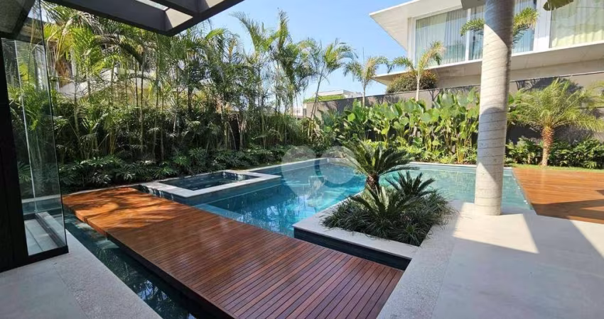 Condomínio Alphaville - Casa Triplex recém construída em projeto Contemporâneo com 5 Suítes. Barra da Tijuca/RJ.