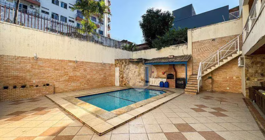 Casa triplex a venda no grajaú, com 4 quartos sendo 3 suítes, varanda, piscina, churrasqueira e 5 vagas de garagem