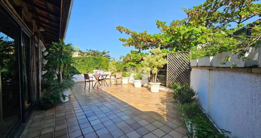 Jardim Oceânico - Cobertura Duplex reformada com vista livre para a Pedra da Gávea, próximo a Olegário Maciel, Praia e metrô. Barra da Tijuca/RJ.