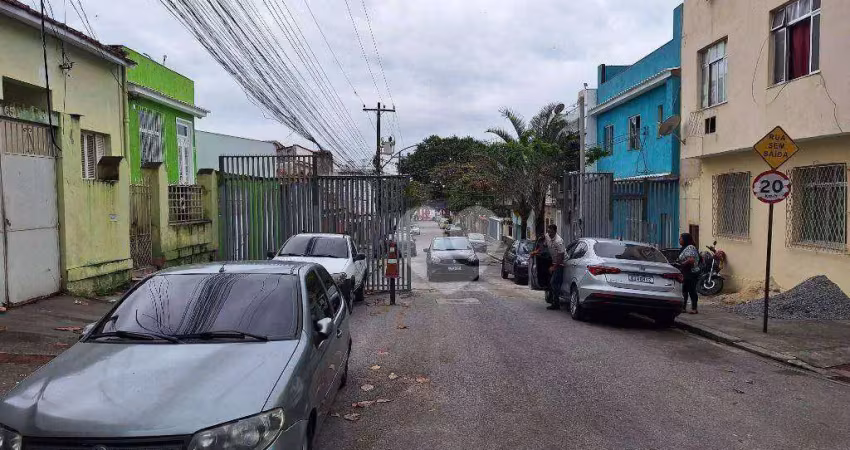 Riachuelo vendo loja comercial com girau area livre na frente da loja.