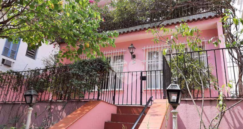 Casa duplex a venda no Grajaú, 03 quartos, área serviço, gagragem, quintal, lavanderia e dependências.