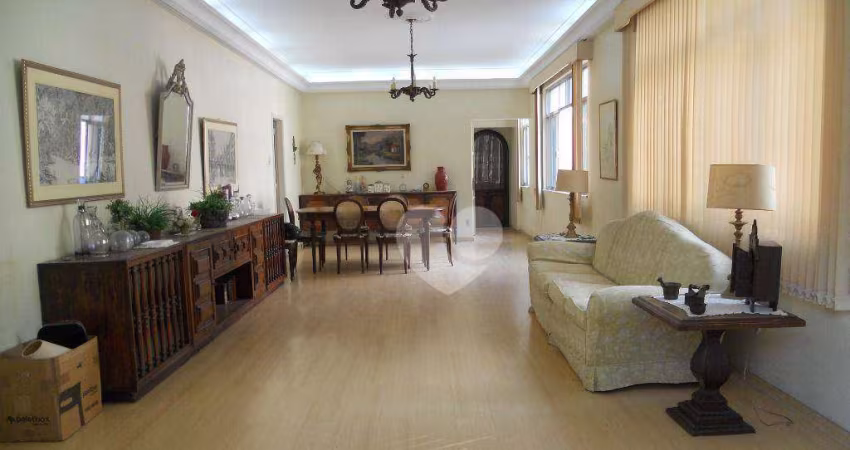 Apartamento com 4 quartos e 2 vagas cobertas.