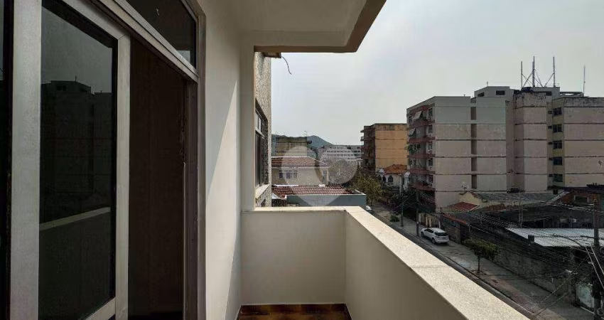 Apartamento de 2 quartos, varanda e 1 vaga garagem.