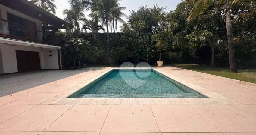 Linda mansão com 1500m2 em condomínio fechado com segurança na barra da tijuca