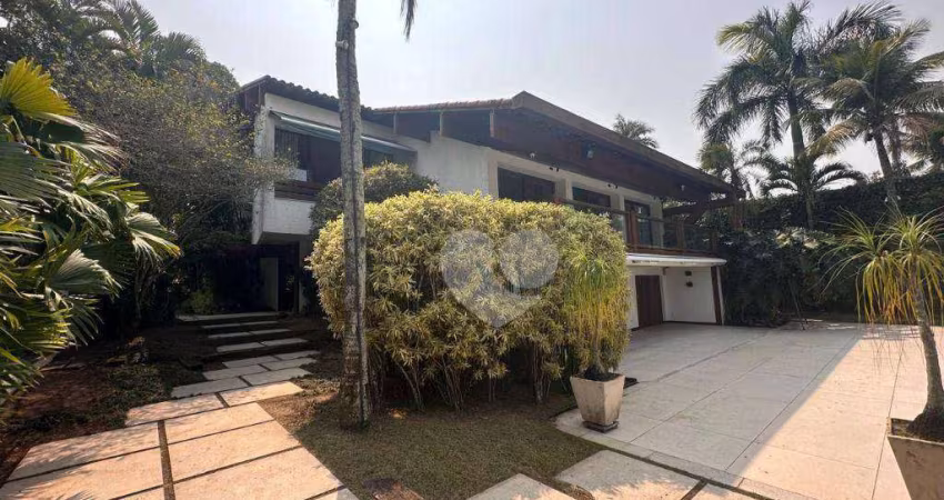 Linda mansão com 1500m2 em condomínio fechado com segurança na Barra da Tijuca