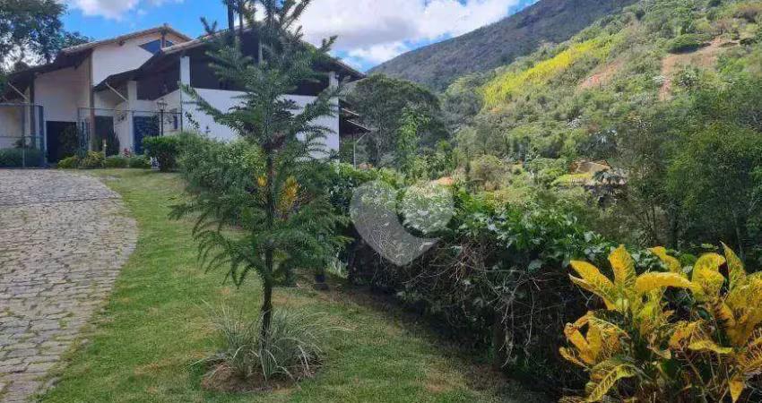 Casa com 4 quartos à venda, 354 m² por R$ 2.350.000 - Nogueira - Petrópolis/RJ