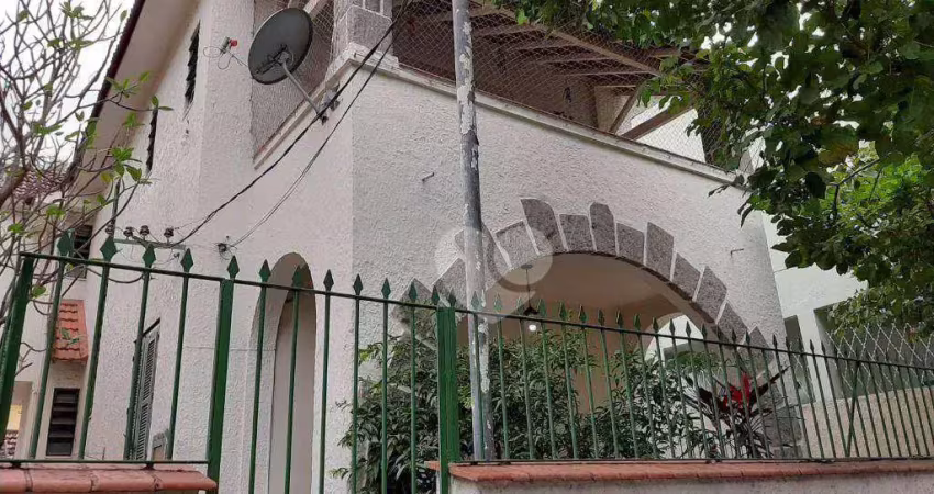 Casa de rua a venda na tijuca, 04 quartos, 02 salas, cozinha, copa, suite, área de serviço, aceita pets, varanda.