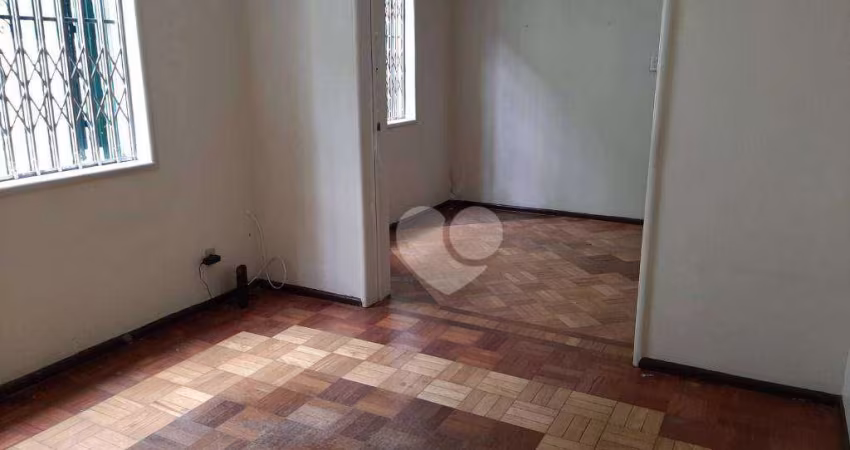 Casa de rua a venda na Tijuca, 04 quartos, 02 salas, cozinha, copa, suite, área de serviço, aceita pets, varanda.