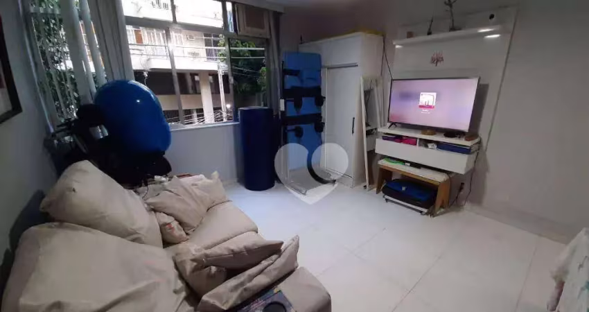 Apartamento 02 quartos, 02 suites, área de serviço, vaga de garagem, frente, sol da manhã, elevador, banheiro serviço, portões eletrônicos