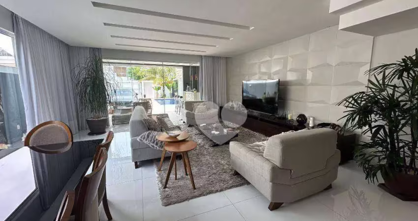 Maravilhosa casa com 4 suítes com lazer privativo em condomínio clube.