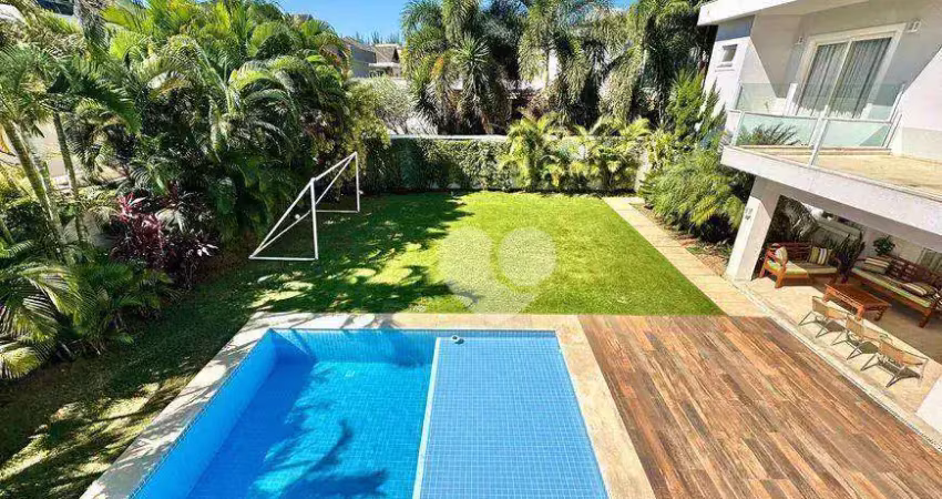 Santa monica jardins - casa triplex de alto padrão com 5 suítes, campo de futebol e placas solares. barra da tijuca/rj.