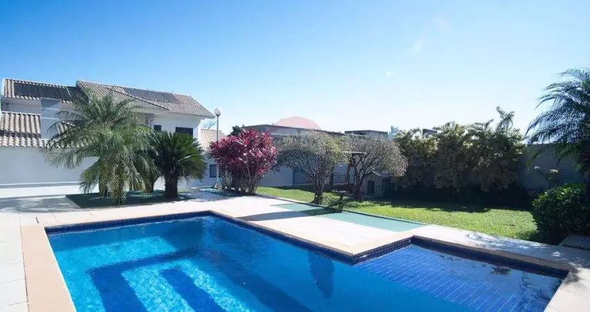 Sobrado com 5 quartos e ampla área verde no country.