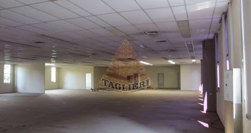 possui um terreno de 2.243m² e área útil interna de 2.194m² (fora as vagas