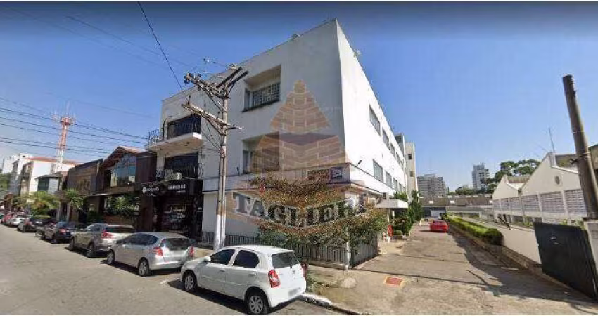 Prédio com várias salas, entrada lateral da frente aos fundos.Tatuapé