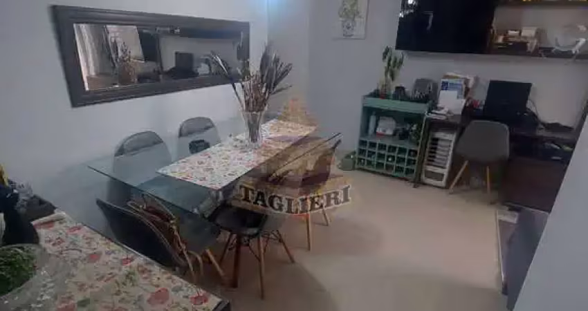 Vende-se apartamento com 03 dormitórios perto do metro, com área de lazer