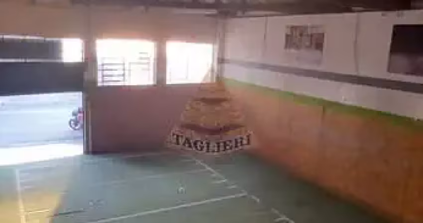Salão comercial. pé direito interno alto. dá para fazer recuo para carro