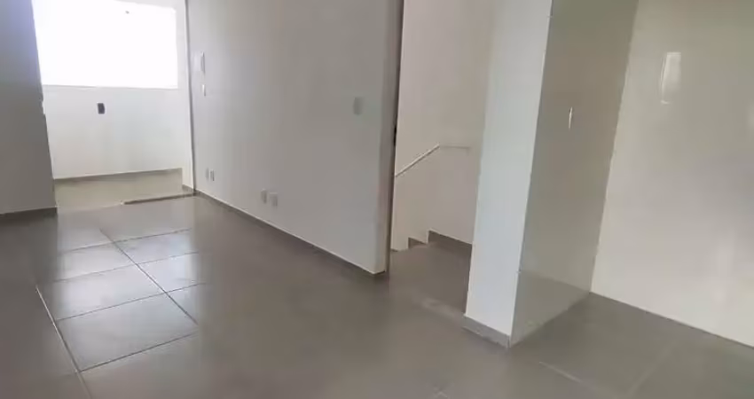 Casa geminada estilo sobrado – 2 quartos e 2 varandas bairro serra dourada