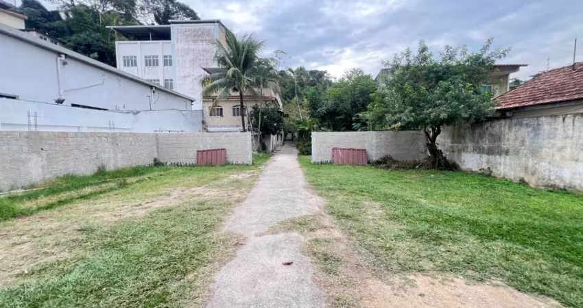 Terreno de 2.500 m² com 5 casas, 2 edículas, piscina, aquífero e vagas para 10 carros