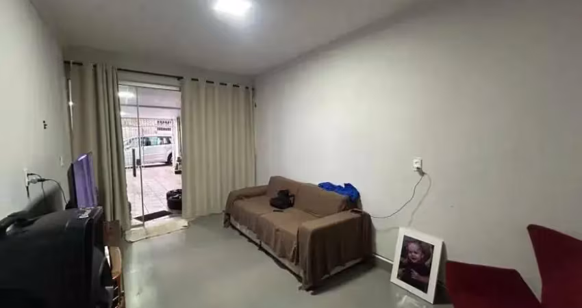 Encantadora casa à venda em itapevi, localizada no tranquilo bairro jardim santa rita. com 3 dormitórios, essa residência oferece conforto e espaço para toda a família. com uma área total de 135m², es