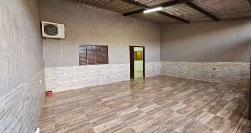 Encante-se com esta incrível casa localizada no parque grajau, em são paulo. com uma localização privilegiada próxima à estação de trem, este imóvel é uma verdadeira oportunidade de negócio. com três 