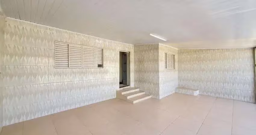 Localizada no coração de jandira, esta encantadora casa de 3 dormitórios é perfeita para quem busca conforto e praticidade. com uma área total de 140m², o imóvel oferece um ambiente aconchegante e esp