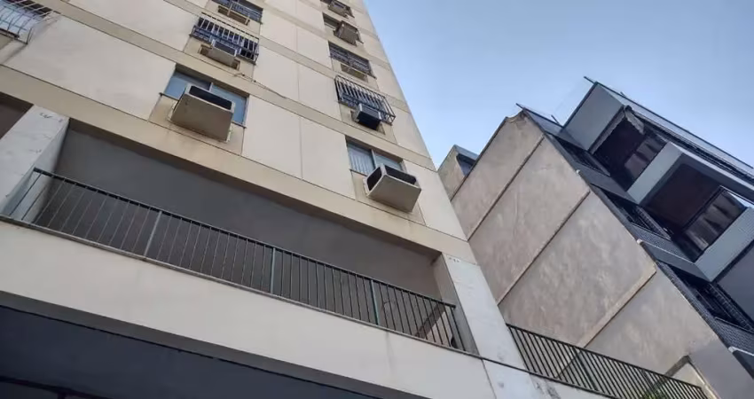 Apartamentos - 1 dormitório dep que pode ser um 2 quarto/ 02 banheiros