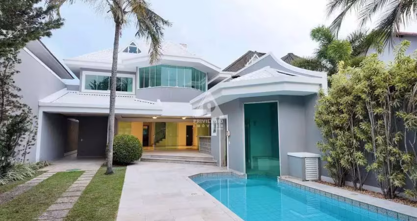 Casa de alto padrão com 4 suítes, piscina e lazer completo no condomínio santa marina