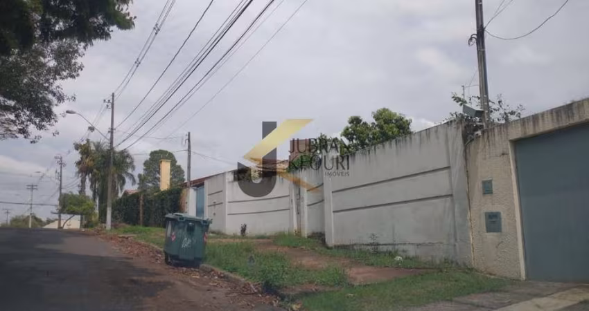 Casa à venda na região da Lagoa do Taquaral e Shopping Dom Pedro, 4 quartos, 2 suites, garagem para 20 autos, 670 m2 de construção e 2.500 m2 terreno.
