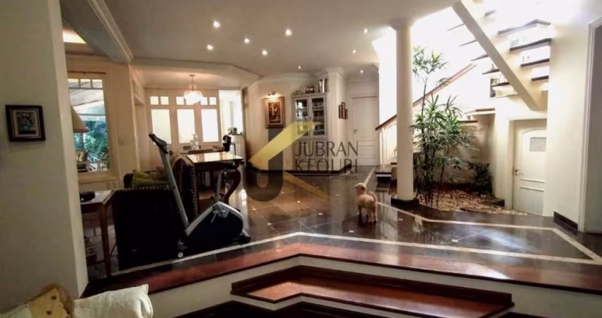 Casa à venda no condomínio Alphaville Campinas com 5 suítes, piscina e espaço gourmet.