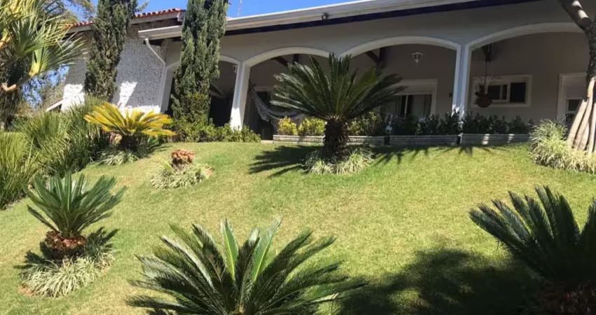 Casa à venda em condomínio em vinhedo, alto padrão, 6 dormitórios, 4 suítes, 3 salas, home office, pomar, salão de jogos, espaço gourmet e piscina.