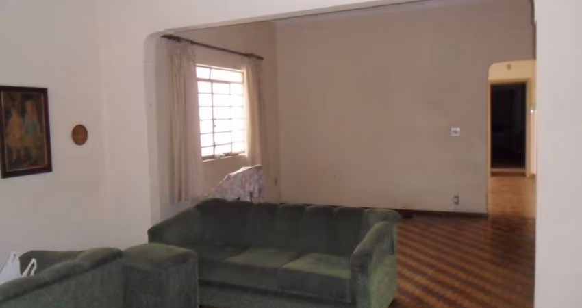 Casa à venda no Bosque,  térrea com 3 dormitórios (suíte), quintal.Oportunidade!