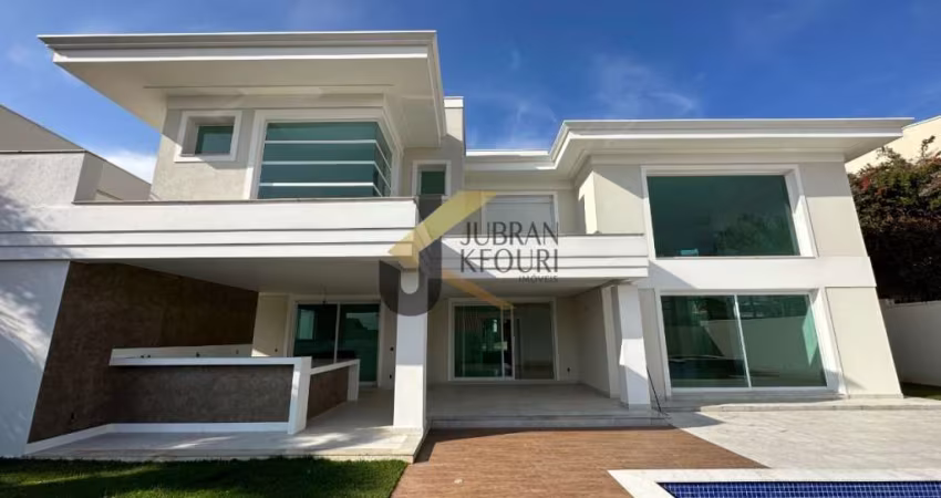 Casa à venda no Alphaville Campinas, 4 suítes com closet (master com spa), espaço gourmet com churrasqueira e piscina.