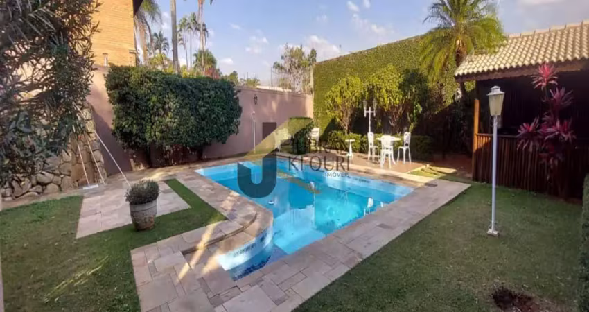 Casa à venda no Parque Taquaral, 4 dormitórios sendo 2 suítes, 4 vagas de garagem e piscina.