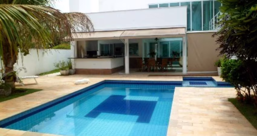 Casa à venda no Alphaville Campinas, com 5 suítes, piscina e churrasqueira.