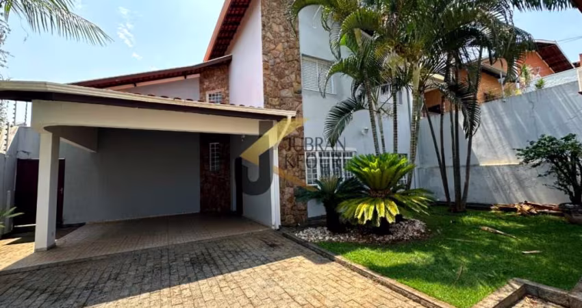 Casa à venda próxima do Coração de Jesus - Campinas, com 3 dormitórios (1 suíte) e garagem para 4 carros.
