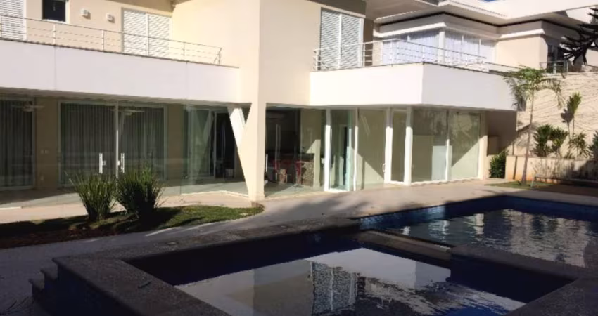 Casa à venda em Campinas, no Alphaville Dom Pedro, com 4 suítes, elevador e lazer privativo.