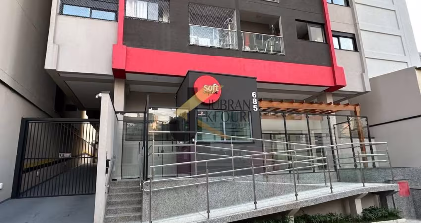 Apartamento mobiliado, equipado e decorado para aluguel no Bosque, 1 suíte com closet e lavabo, sala para 2 ambientes, varanda e garagem coberta